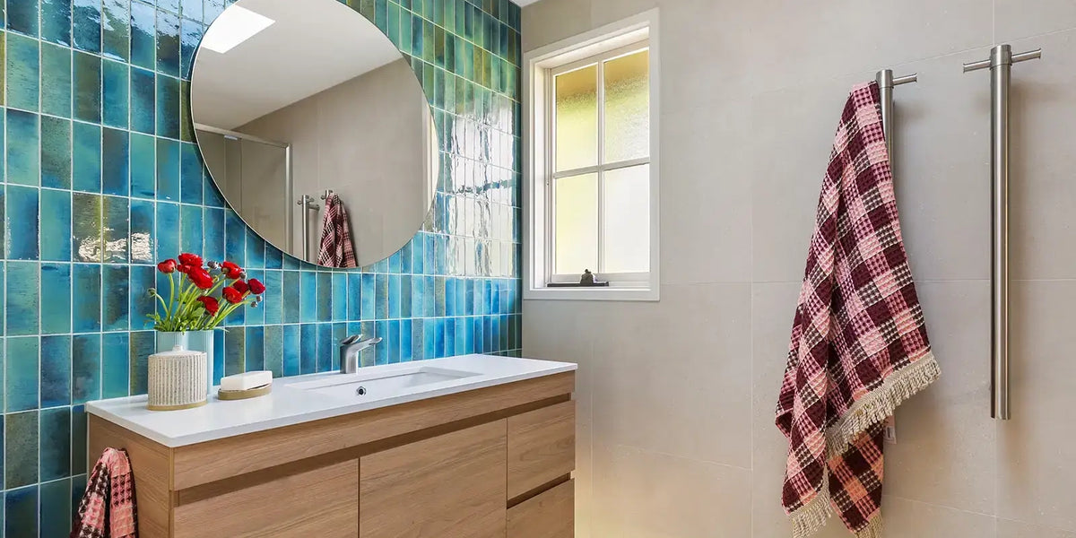 Electric 230V Vertical Heated Towel Bar – Round Profile 900mm